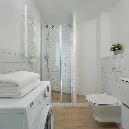 Air-conditioned Modern With Parking In The Centre Of By Renters ורוצלב