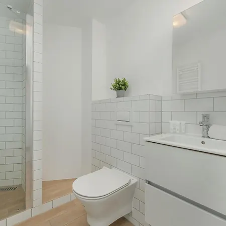 Air-conditioned Modern With Parking In The Centre Of By Renters アパート