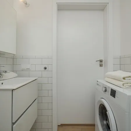 Appartement Air-conditioned Modern With Parking In The Centre Of By Renters *